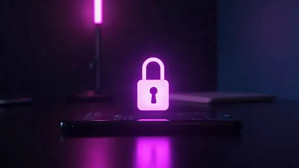 Smartphone sormontato da un lucchetto viola luminoso, su una scrivania scura (illustrazione dell’articolo)